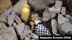 El pesebre tiene todo lo habitual, pero fue puesto entre unas ruinas que imitan los escombros a que han sido reducidos la mayoría de los edificios en Gaza, el 17 de diciembre de 2023, en Belén, Cisjordania. 
