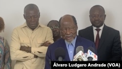 Joaquim Chissano (centro), antigo Presidente moçambicano e chefe da Missão e Observadores da União Africa, Bissau, Guiné-Bissau