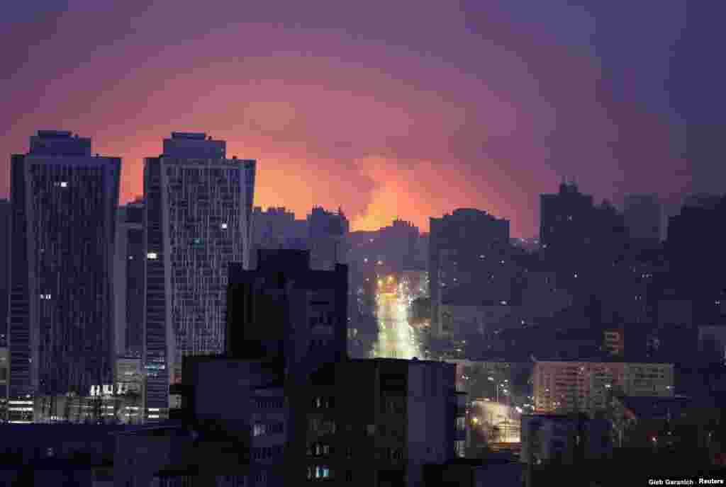 Un destello de la explosión de un misil ilumina la capital de Kiev el 21 de marzo.
