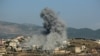 Asap membubung dari lokasi serangan udara Israel di Desa Khiam, di selatan Lebanon dekat perbatasan di tengah meningkatnya ketegangan antara Israel dan gerakan Hamas Palestima di Jalur Gaza, Sabtu, 8 Juni 2024. (Foto: Rabih Daher/AFP)
