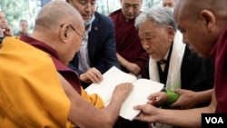  ཨ་རི་མི་ནེ་སོཊ་ནས་ཡིན་པའི་ཐུབ་བསྟན་ཟླ་གྲགས་ལགས་བཞུགས་སྒར་རྒྱལ་བའི་ཕོ་བྲང་ནང་