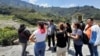 Visita de un equipo de trabajo de Climate Tracker al pueblo El Naranjal, en Bogotá, Colombia. Participantes del Taller sobre pérdidas y daños en la localidad. [Foto Paula Díaz Levi, cortesía para VOA]