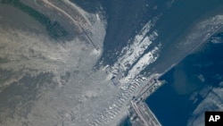 Esta imagen satelital proporcionada por Planet Labs PBC muestra una descripción general de los daños en la represa Kakhovka en el sur de Ucrania, el 6 de junio de 2023. (Planet Labs PBC vía AP)