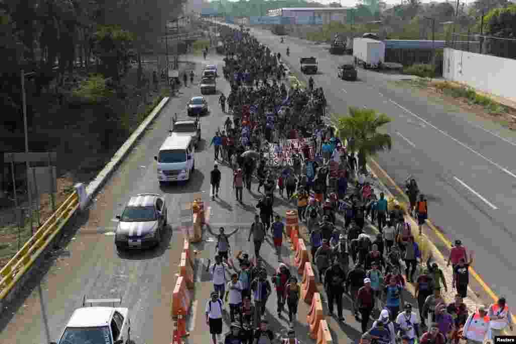 Miles de migrantes, en su mayoría venezolanos, formaron una caravana este domingo y salieron camino hacia la Ciudad de México desde el sur de México con la intención de acelerar sus solicitudes de asilo en Estados Unidos.
