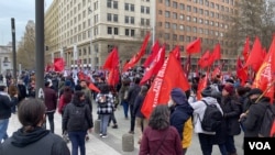 Manifestantes recordaron el aniversario 50 del golpe militar en Chile.