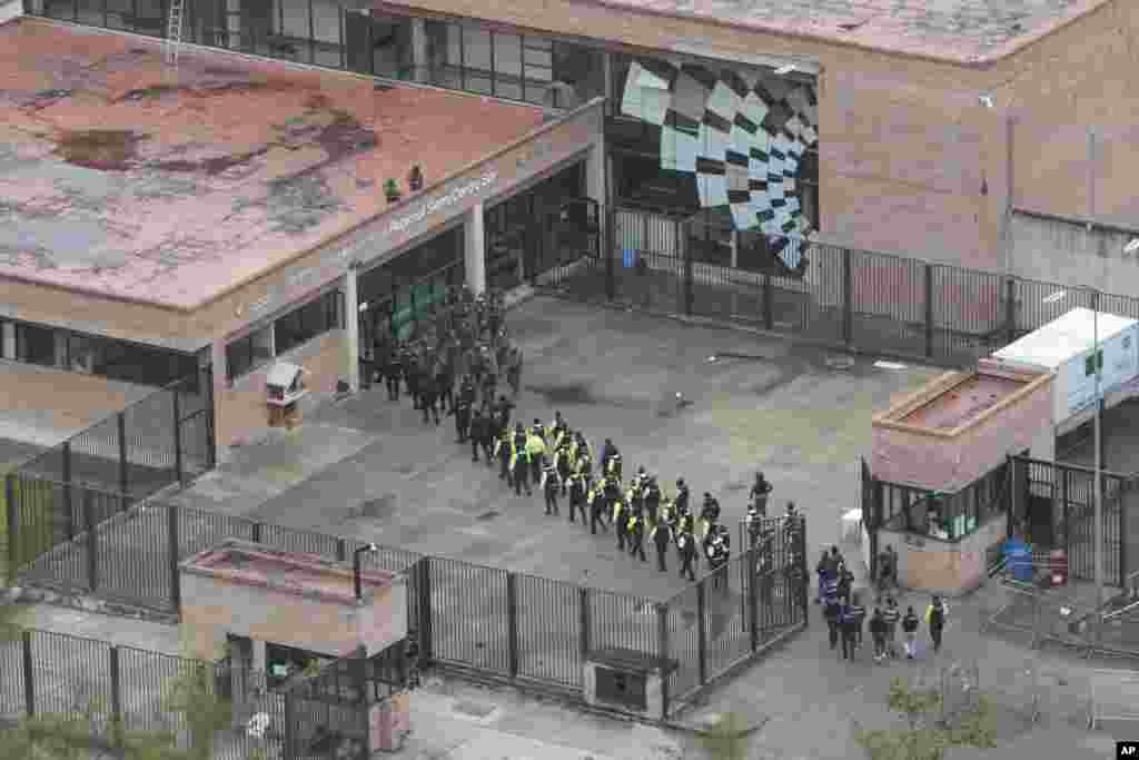 Soldados entran a la cárcel en Turi, Ecuador, el 14 de enero de 2024. Soldados y policías intervinieron el domingo en varias cárceles de Ecuador en busca de armas, municiones y explosivos y para restablecer el orden. (Foto AP/Javier Caivinahua). 