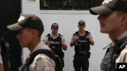 ARCHIVO - La policía ecuatoriana hace guardia afuera de la embajada de México, el jueves 18 de diciembre de 2023.