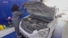 Une Soudanaise fuyant la guerre brise les tabous en travaillant dans un atelier de réparation automobile en Libye