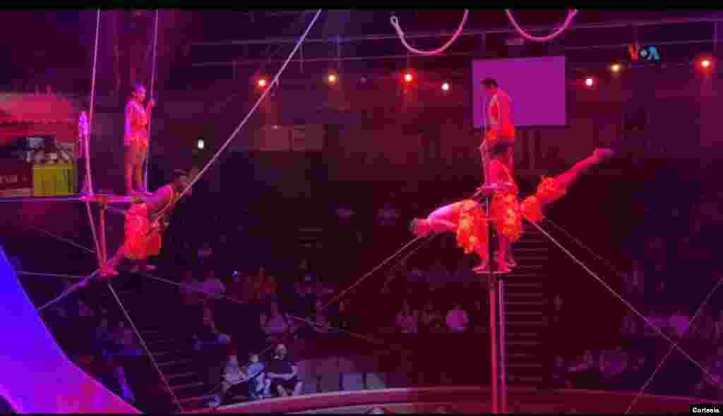 Ramiro Mora (flexionado, a la derecha) durante una función como artista circense en la Compañía Habana, en un periplo por Inglaterra. [Foto: Cortesía]