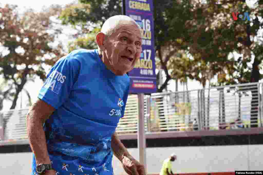 En el maratón participaron jóvenes corredores, atletas de élite y también personas de la tercera edad que se suman a esta actividad como una tradición y una forma de mantenerse en buenas condiciones físicas.