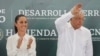 ARCHIVO - El presidente mexicano Andrés Manuel López Obrador y la presidenta electa, Claudia Sheinbaum, asisten a un evento con familias de los mineros que perdieron la vida en la mina de carbón Pasta de Conchos en febrero de 2006, en Nueva Rosita, México, el 14 de junio de 2024.