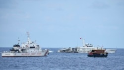 菲律賓船隻在爭議海域的對峙中衝破中國海警船的封鎖