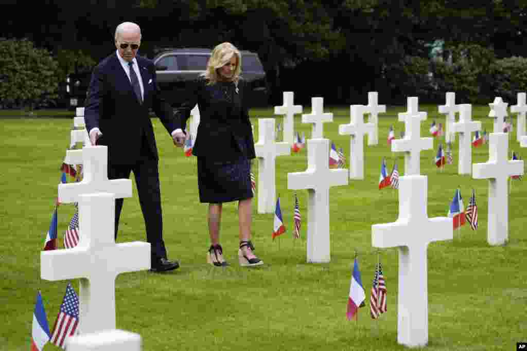 Durante las conmemoraciones por el aniversario 80 del Día-D, el presidente Joe Biden y la primera dama, Dra. Jill Biden, visitaron el cementerio de Normandía. 