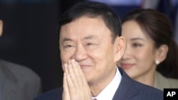 지난달 22일 태국으로 귀국한 탁신 친나왓 전 총리가 방콕 돈므앙공항에서 지지자들에게 인사하고 있다. (자료사진)