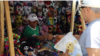 Vendedores de la Ciudad de México ofrecen artículos populares entre los visitantes, como máscaras de lucha libre, el 31 de mayo de 2024.