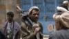 ARCHIVO - Un miembro armado de una tribu leal al jeque Sadeq al-Ahmar, jefe de la poderosa tribu Hashid, lleva su arma al hombro mientras vigila una calle junto a la casa de al-Ahmar en Sanaa, Yemen, el jueves 16 de junio de 2011.