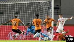 Le milieu de terrain marocain #7 Hakim Ziyech (R) marque le premier but de son équipe lors du match de football du groupe F de la Coupe d'Afrique des Nations (CAN) 2024 entre la Zambie et le Maroc au Stade Laurent Pokou à San Pedro, le 24 janvier 2024. (Photo SIA KAMBOU / AFP)