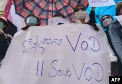 រូបឯកសារ៖ អ្នកគាំទ្រ​ស្ថាប័ន​សារព័ត៌មាន​វីអូឌី (VOD) កាន់​បដា​នៅ​មុខ​ការិយាល័យ VOD នៅ​ក្នុង​រាជធានី​ភ្នំពេញ កាលពី​ថ្ងៃ​ទី១៣ ខែកុម្ភៈ ឆ្នាំ២០២៣ បន្ទាប់ពី​នាយក​រដ្ឋមន្រ្តី​កម្ពុជា​បាន​និយាយ​ថា VOD នឹង​ត្រូវបាន​ដកហូត​អាជ្ញា​បណ្ណ​ប្រតិបត្តិការ​របស់​ខ្លួន។