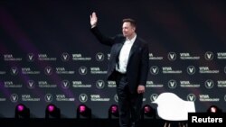 Elon Musk, director ejecutivo de SpaceX y Tesla y propietario de X, hace un gesto mientras asiste a la conferencia Viva Technology dedicada a la innovación y las nuevas empresas en el centro de exposiciones Porte de Versailles en París, el 16 de junio de 2023.