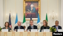 El secretario de Estado de EEUU, Antony Blinken (centro), junto a la secretaria de Justicia adjunta Lisa Monaco, y el secretario de Seguridad Nacional, Alejandro Mayorkas, en reunión trilateral con México y Guatemala sobre migración en Washington, EEUU, el 28 de febrero de 2024.