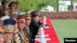 지난달 25일 김정은 북한 위원장이 항일빨치산 조선인민혁명군 창건 92주년을 맞아 김일성군사종합대학을 방문했다고 북한 관영매체 조선중앙통신이 보도했다. (사진출처: 조선중앙통신)
