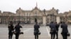La policía permanece fuera del palacio de gobierno en Lima, Perú, la madrugada del jueves 8 de diciembre de 2022.