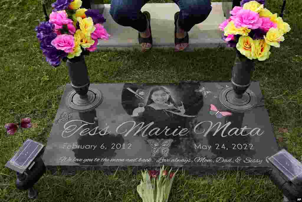 Tess, de 10 años, fue una de las víctimas mortales. Su madre, Verónica Mata, cuenta que cada mañana, al despertar, le pide fuerza. "Tess, dame la fuerza, niña. Ayúdame a levantarme'".