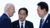 2023年5月21日，在日本广岛举行的七国集团峰会期间，美国总统乔·拜登（左）与日本首相岸田文雄和韩国总统尹锡悦（右）举行三方会议。