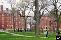 Vrhovni sud razmatra tužbe protiv politike Univerziteta Severne Karoline i Harvarda, u kojoj se rasa smatra jednom od brojnih faktora u proceni prijava studenata, 27. aprila, 2022. (Foto: AP/Charles Krupa)