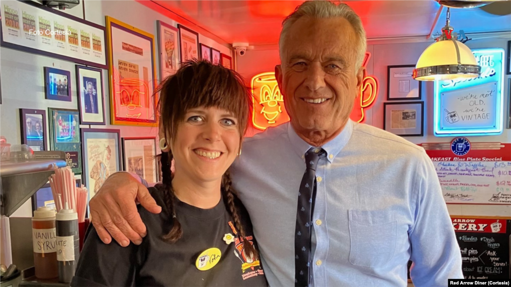 El candidato presidencial presidencial en las elecciones de 2024, Robert F Kennedy Jr, posa durante una visita al Red Arrow Diner
