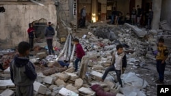 Palestinos observan la destrucción tras un ataque israelí en Rafah, en el sur de la Franja de Gaza, el 29 de diciembre de 2023.