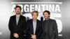El director Santiago Mitre (izquierda), los actores Ricardo Darin y Peter Lanzani posan para los medios en el estreno del largometraje "Argentina, 1985", en Buenos Aires, Argentina, 27 de septiembre de 2022.