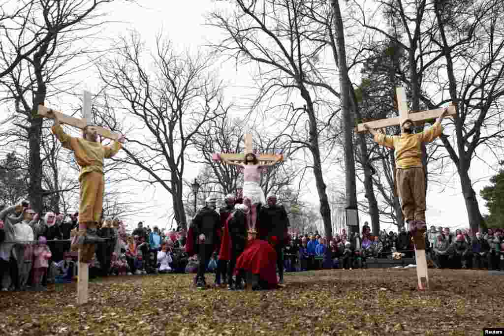 Devotos católicos polacos recrean el "Vía Crucis" el Viernes Santo como parte de las celebraciones de la Semana Santa en Kalwaria Wejherowska en Wejherowo, Polonia.