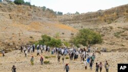 በሰሜን ኢትዮጵያ፣ ትግራይ ክልል፣ ማይ መቅደን አካባቢ የሚኖሩ ገበሬዎች እና የመንደሩ ነዋሪዎች፣ በሁለት ወንድማማቾች መካከል የተፈጠረውን ውዝግብ አሸማግለው ሲመለሱ - የካቲት 27፣ 2024 (ፎቶ፡ ተስፋለም ግርማይ አሰፋ)