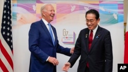 资料照片：拜登总统2023年5月18日抵达日本出席“七国集团”（G-7)峰会。峰会召开前拜登总统和日本首相岸田文雄交谈甚欢。