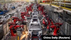 中國浙江金華零跑科技有限公司生產智能電動汽車車間裡的機器臂。（2023年4月26日）
