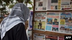 Les pressions exercées sur la presse au nom d'un "traitement patriotique" de l'information favorisent "un journalisme aux ordres", dénonce RSF.