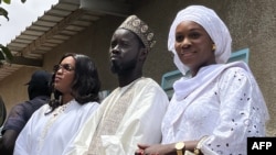 Le nouveau président sénégalais entouré de ses deux femmes, Marie et Absa.