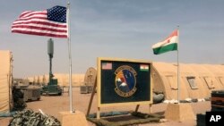 Début juillet, les soldats américains de la base de Niamey avaient tous quitté le pays et il restait quelque 200 éléments de la base de drones d'Agadez, dans le nord du pays. 