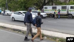 La police à Johannesburg reconnaît n'avoir pas les effectifs pour gérer la circulation quand les feux s'éteignent, plusieurs fois par jour.