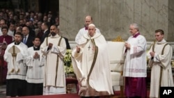 Fafaroma Francis ya jagoranci taron addu'a a St. Peter's Basilica da ke fadar Vatican, Dec. 24, 2023.