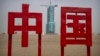 2023 年 5 月 29 日，在中国西北部的酒泉卫星发射中心，神舟 16 号飞船安装在长征火箭的顶部。