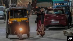 ARCHIVO: Una persona con problemas de salud mental deambula por una calle de Srinagar, en la Cachemira india, el 15 de mayo de 2023.