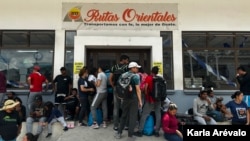 La terminal de autobuses en Esquipulas, Guatemala, luce abarrotada todas las mañanas. [Fotografía Karla Arévalo / VOA]