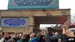 Zəhərlənən şagirdlərin yaxınları Tehranda Təhsil Nazirliyinin binası qarşısında etiraz edir