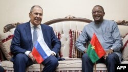 Les ministres des Affaires étrangères russe et burkinabè Sergueï Lavrov (à g.) et Jean-Marie Karamoko Traoré (à dr.)