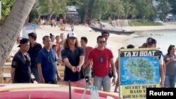 Daniel Sancho, en el centro, hijo del actor español Rodolfo Sancho, es escoltado por la policía tailandesa en el marco de una investigación por el asesinato y desmembramiento de su compañero de viaje, el colombiano Edwin Arrieta, en Tailandia el Agosto 6, 2023.