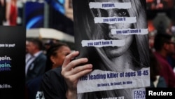 Una persona sostiene un cartel asistiendo a Facing Fentanyl, un grupo de concientización sin fines de lucro en el segundo Día Nacional de Concientización y Prevención sobre el Fentanilo en Times Square en la ciudad de Nueva York, el 21 de agosto de 2023. 