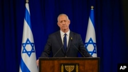 İsrailin üç nəfərlik hərbi kabinetinin mərkəzçi üzvü Benny Gantz bəyanatla çıxış edir, 9 iyun 2024.