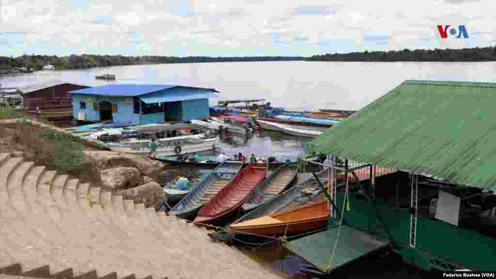 Para llegar a los cerros hay que tomar una lancha o barco rápido en Puerto Inírida. Un recorrido que puede durar aproximadamente dos horas por el río Inírida, afluente del Orinoco. 